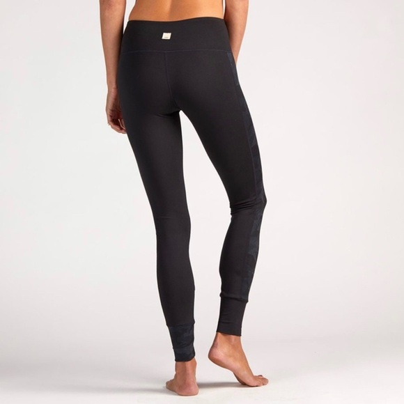 Vuori Women's‎ Asymmetric Block Leggings - Picture 6 of 7